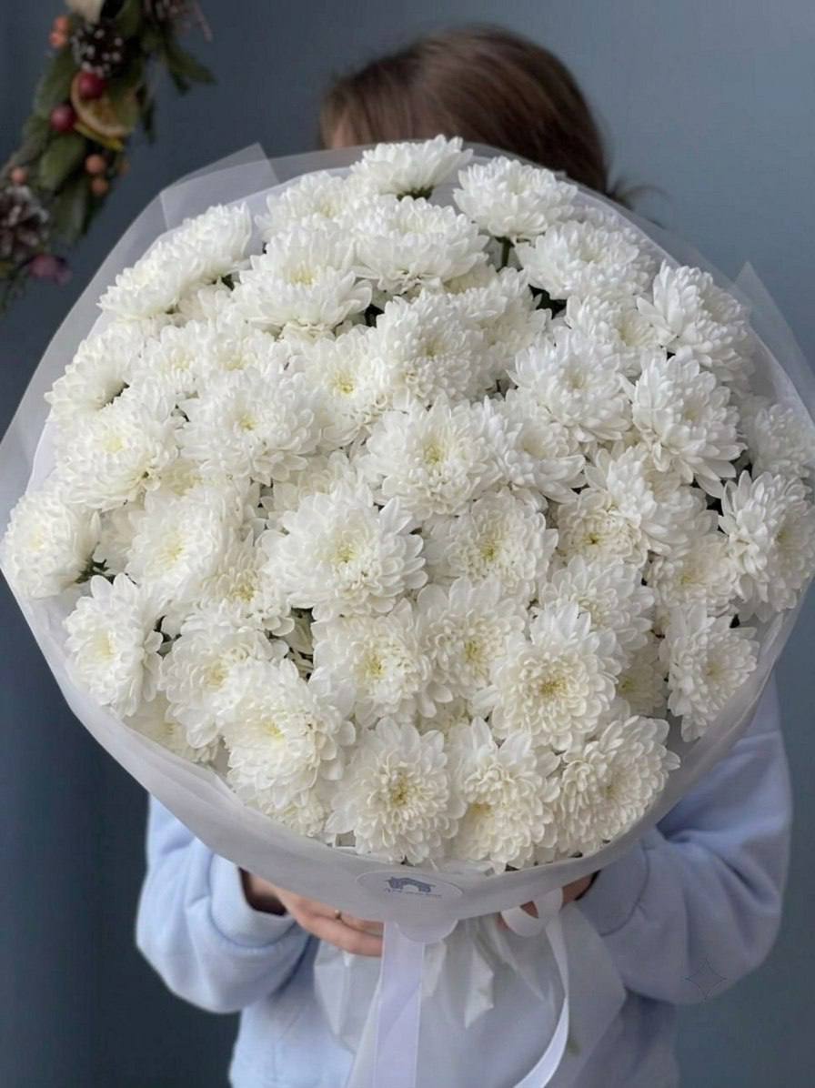 Моно-букет из белых кустовых хризантем