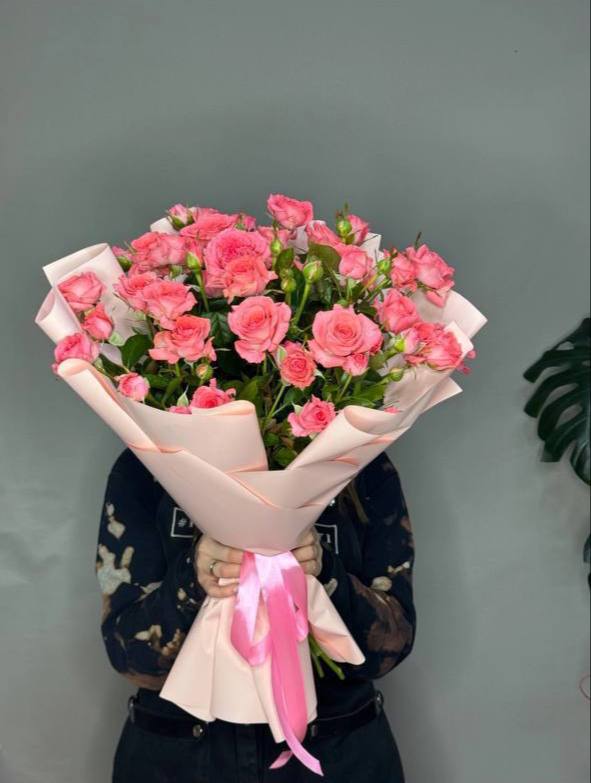 Моно-букет из розовых кустовых роз